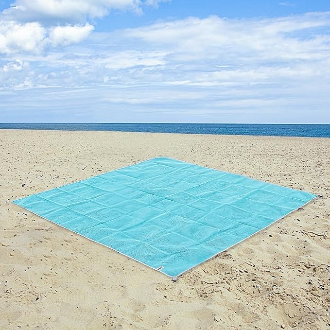 This trekking mat is sand-repellent/بساط الرحلات مقاوم للرمال